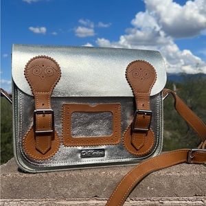 🏴󠁧󠁢󠁥󠁮󠁧󠁿 Dr. Martens MIE 11 INCH Silver Leather Large Crossbody Satchel Bag